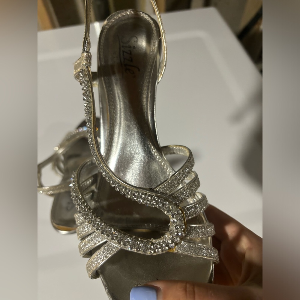 Silver Heels - Picture 2 of 4